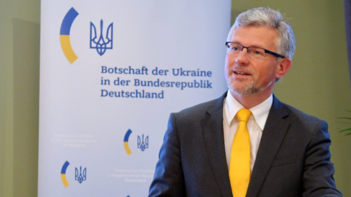 Посол Украины негодует: Германия вместо оружия отправит Киеву военные каски