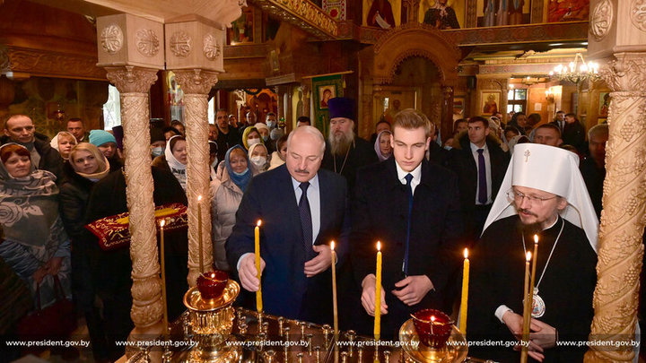 Лукашенко перед святыми иконами заявил, что без России через Белоруссию просто перешагнут