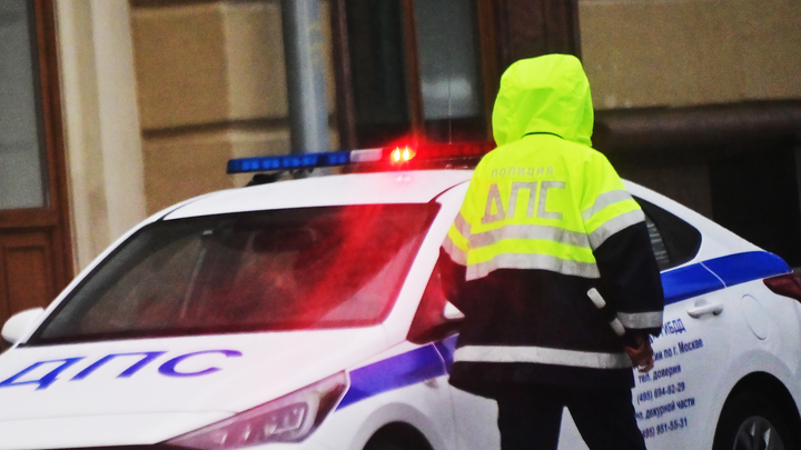 Столкнувшиеся на Ленинградском проспекте в Архангельске машины сложились в башенку