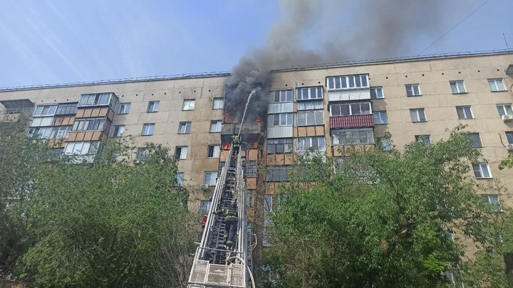 От пламени лопались стёкла: в Челябинске сгорели три балкона жилого дома