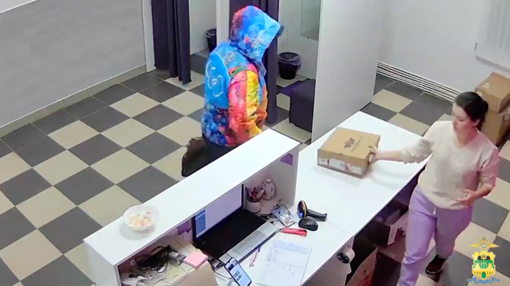 Житель Кубани воровал кроссовки из пункта выдачи заказов, подменяя их на ношеные