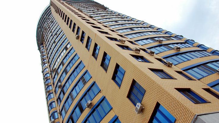 В Екатеринбурге мужчина погиб, упав с огромной высоты