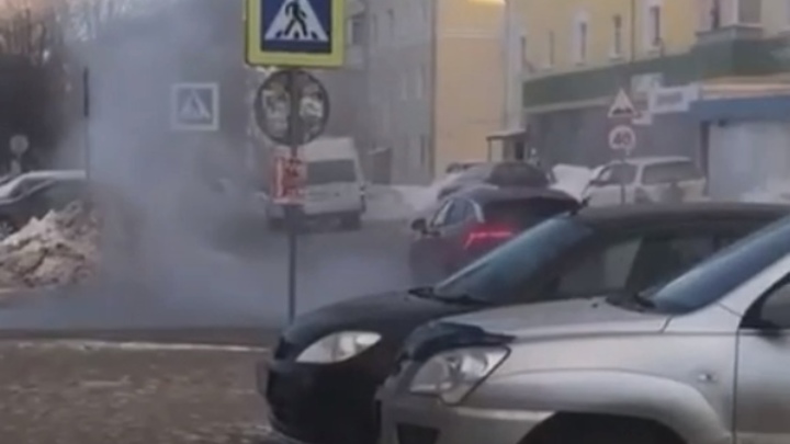 До чего город довели?: кадры с горячей коммунальной аварии в Новосибирске