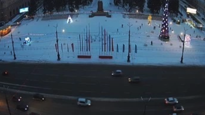 В Челябинске снесли Ледовый городок на Площади Революции и установили световые фигуры