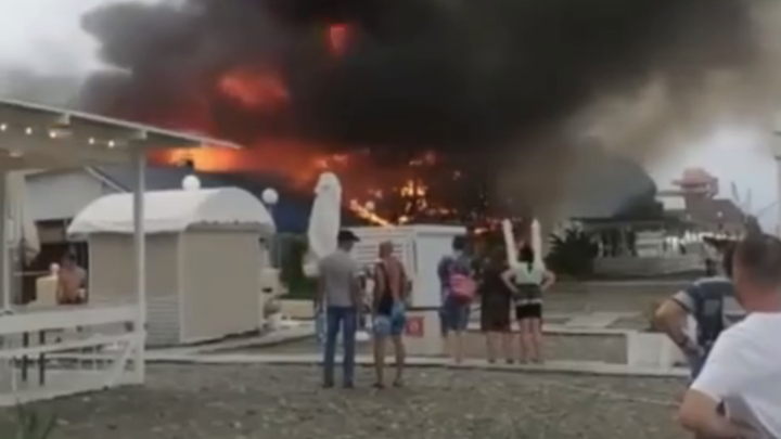 В Сочи на берегу моря сгорело кафе Лагуна