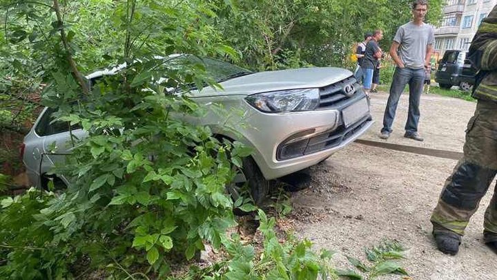 Машина с женщиной и ребёнком едва не рухнула с обрыва в Новосибирске