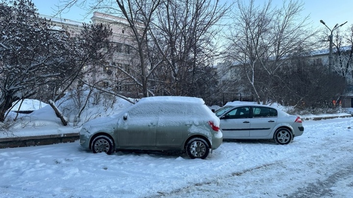 Ледяная стена помогла челябинцам в борьбе с автохамами