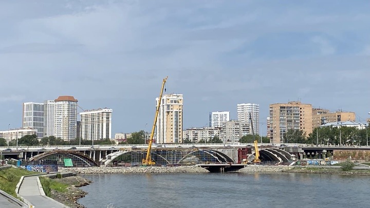 Макаровский мост в Екатеринбурге закрыт для движения на все выходные