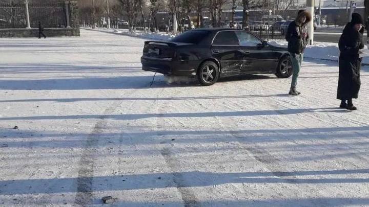 У мемориала боевой и трудовой славы в Чите дрифтер разбил свой болид