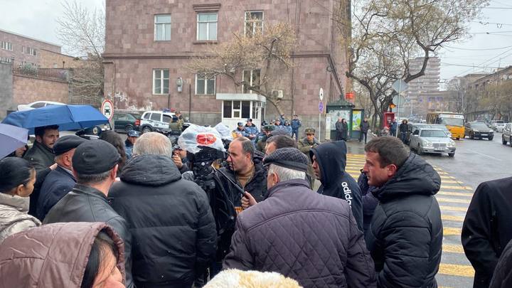 Снег и порывистый ветер не помешали жителям Еревана выйти на акцию в поддержку России