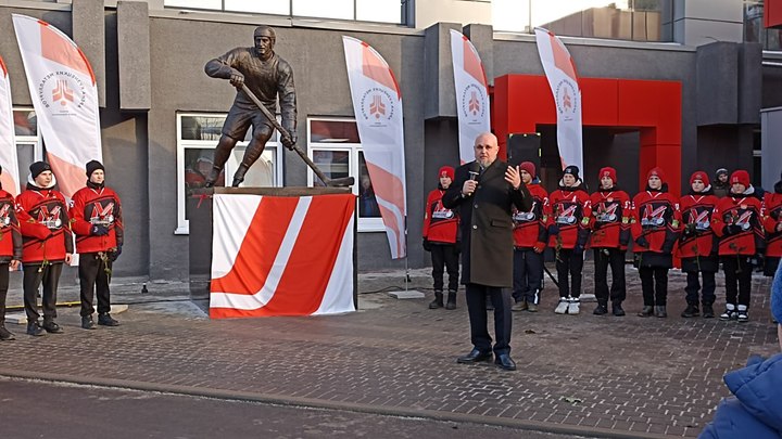 Губернатор Кузбасса Сергей Цивилев открыл памятник легендарному хоккеисту Олегу Короленко