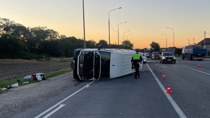 Автобус с 19 пассажирами перевернулся под Анапой, семь человек пострадали