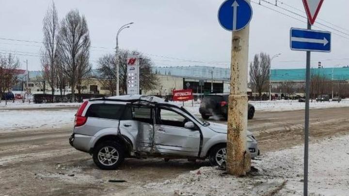 В Ростовской области водитель на авто врезался в металлический столб ЛЭП. Есть пострадавшие