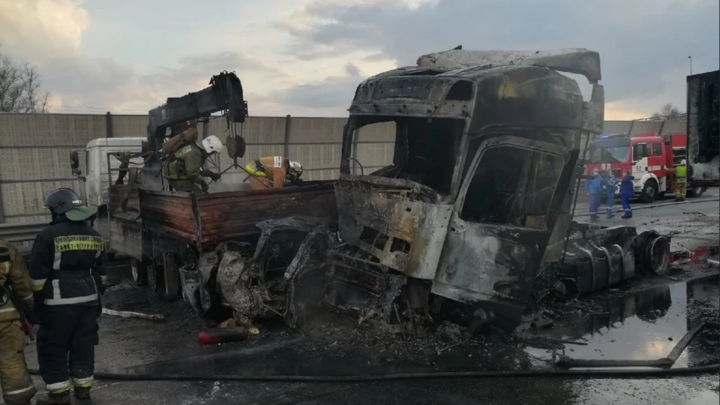 В Петербурге на КАД «ладу» зажало между двумя грузовиками, два человека погибли