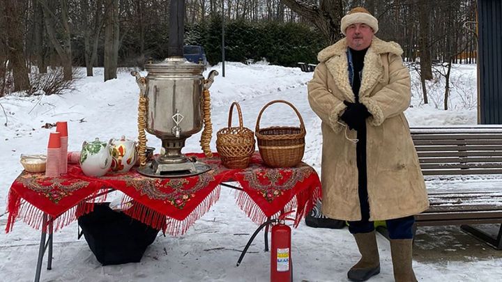 В парках Москвы начали бесплатно раздавать горячий чай и глинтвейн