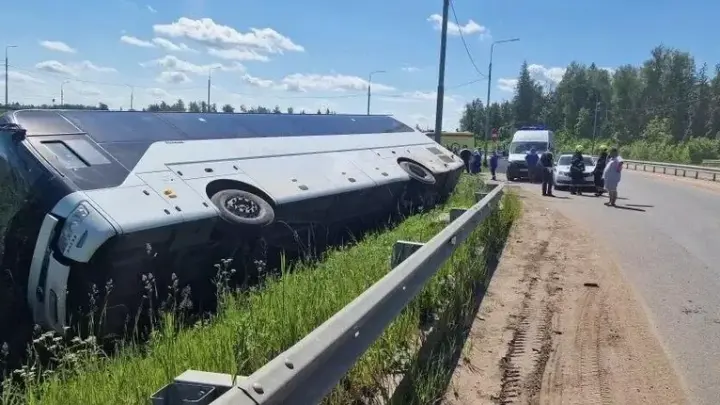 Шесть рабочих пострадали в перевернувшемся служебном автобусе в Подмосковье