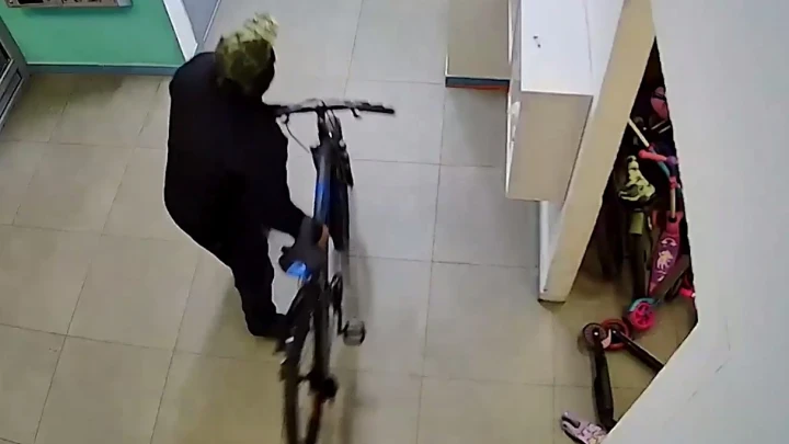 Дворник-мигрант «подметал» все велики в округе: 10 вернули, один он успел пропить