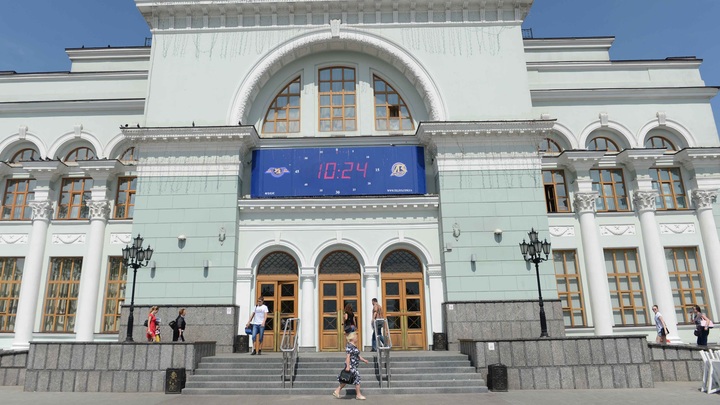 В Донецке после обстрела ВСУ загорелось здание железнодорожного вокзала