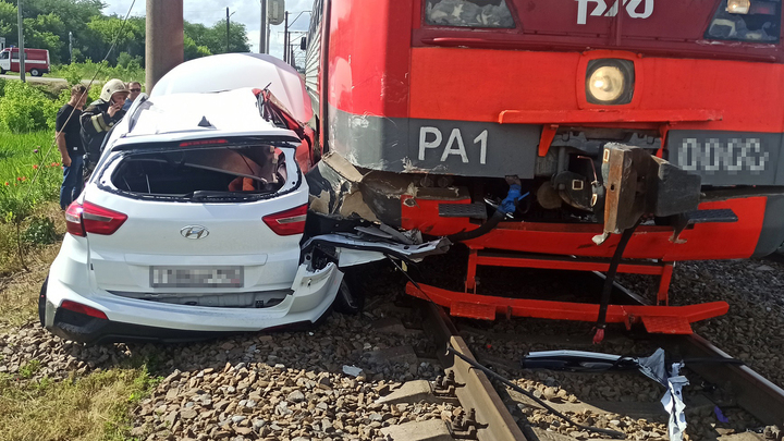 На Кубани на железнодорожном переезде иномарка попала под поезд