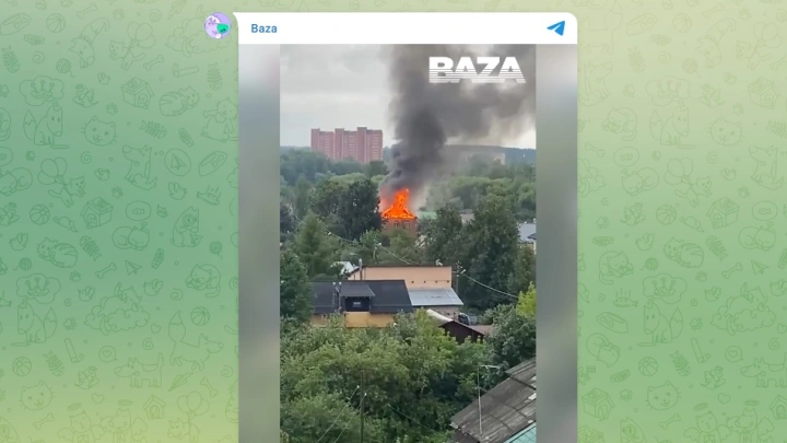 Двухэтажный дом загорелся в Подмосковье после падения обломков БПЛА