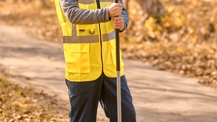 Дворники обогнали айтишников и электриков: Как росли зарплаты?