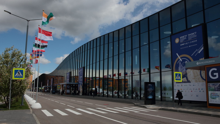 Гвоздь программы - сода. Как проводят время на ПМЭФ: Попробуй повторить