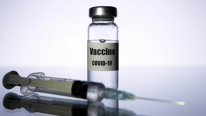 Украинская элита тайно привилась от COVID? Рассекречена стоимость уколов не для всех