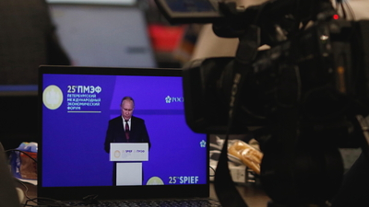Прыгай, прыгай ещё!: танец за кулисами во время речи Путина попал в кадр