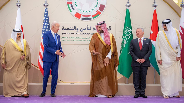 Путину - пятюню, Байдену - кулак: Увидеть разницу можно за 3 секунды