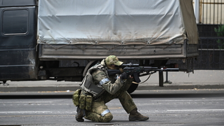 Бойцы ЧВК Вагнер открыли стрельбу в Ростове. Народ в панике бежит