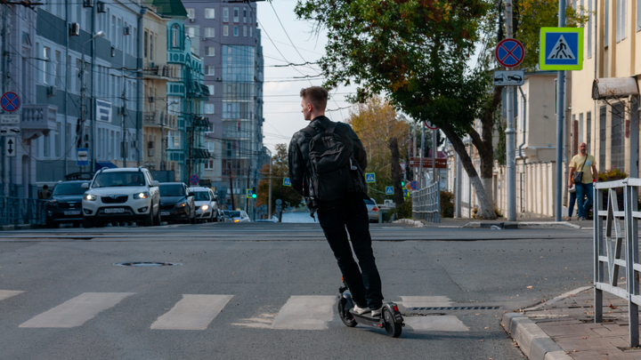 Жители Краснодара поддерживают увеличение штрафов за пьяную езду на электросамокатах