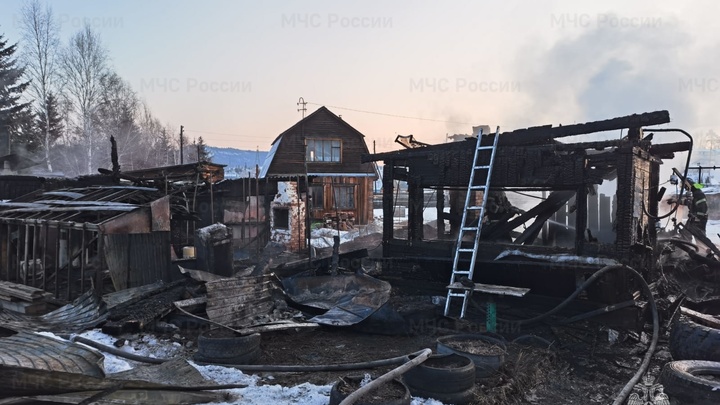 Семилетняя девочка и трое взрослых погибли на пожаре в Иркутской области