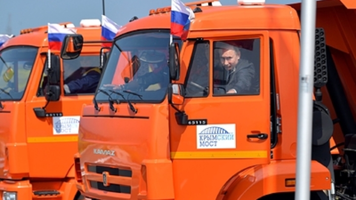 «Хочу как Путин»: По Крымскому мосту запустили необычную экскурсию на КамАЗе