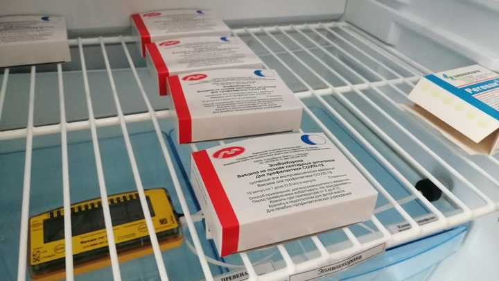 Вакцину ЭпиВакКорона временно перестали поставлять в регионы