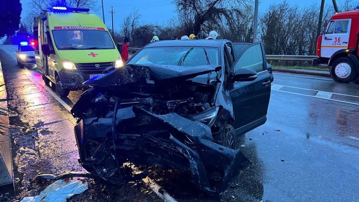 В Сочи после ДТП жителя Узбекистана спасатели вытащили из зажатого автомобиля