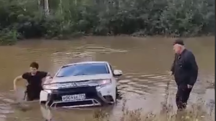 Легковой автомобиль утонул на дороге в Челябинской области