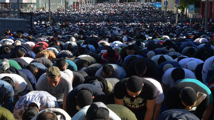 Миграты в Котельниках пришли читать намаз во двор православной церкви