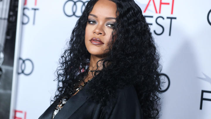 В Китае это комплимент: Дизайнер объяснила, почему Рианна вырядилась как омлет