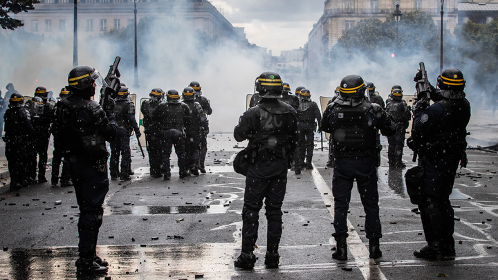 Противников вакцинации атаковали газом: Парижане митингуют, полиция лютует