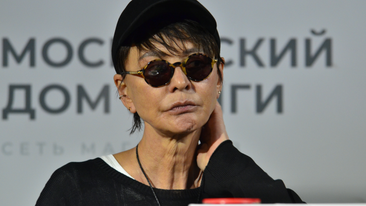 День любви не удался: На вечеринку с Хакамадой нагрянули люди в масках, источник пишет о белом порошке