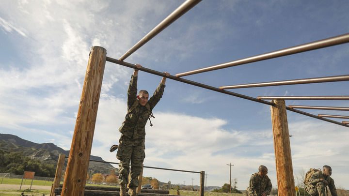 Китайский полицейский пережил четыре нелёгкие минуты: Такие испытания под силу не каждому