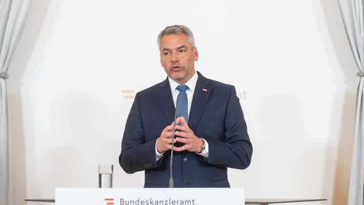 Канцлер Австрии угрожал отобрать газохранилище Газпрома в разговоре с Путиным