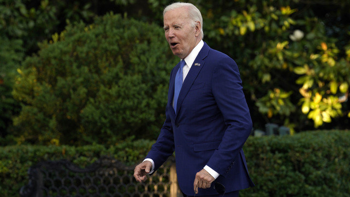 Байден снова попал в неловкое положение после падения: Трамп не сдержал иронии