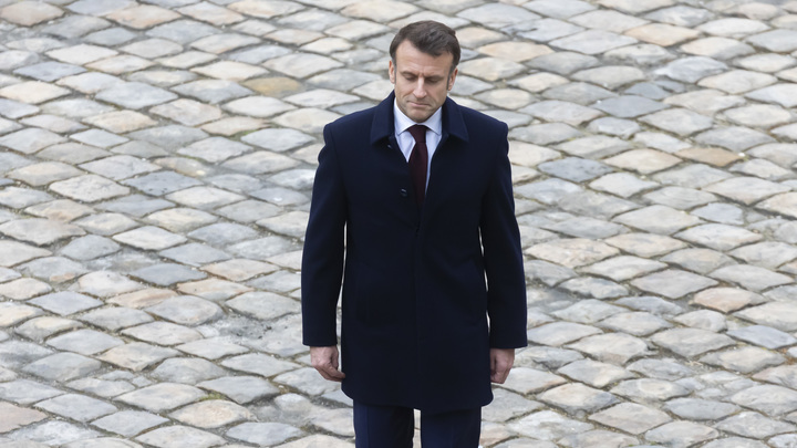 Русский военный каток несётся на запад: Наперерез бросился один Макрон