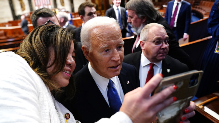 Послушайте, ребята: Байден публично оконфузился с собственным президентством