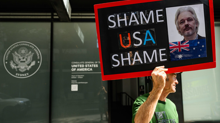 Судьба на волоске: Джулиан Ассанж добился временной отсрочки