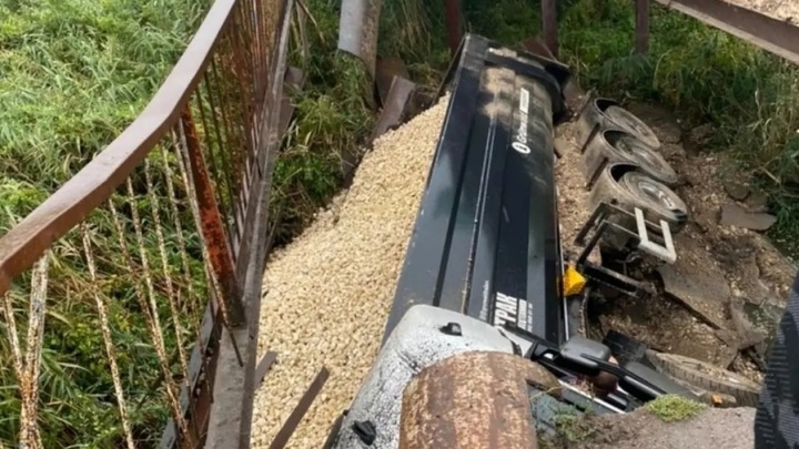 Дальнобойщик из Краснодарского края обрушил мост на перегруженной щебнем фуре