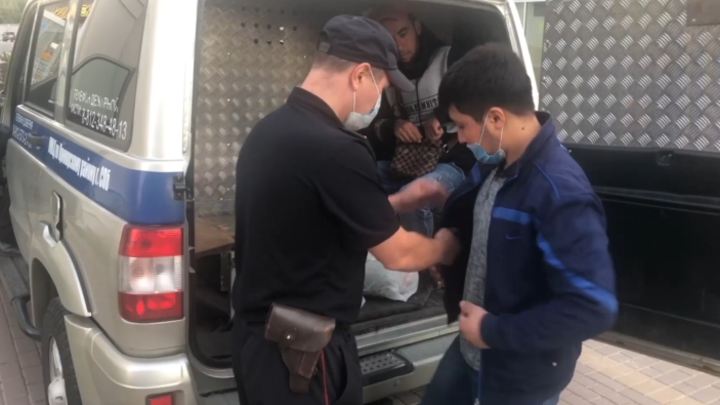Более 20 нелегалов обнаружили в Петербурге после рейда в Приморском районе