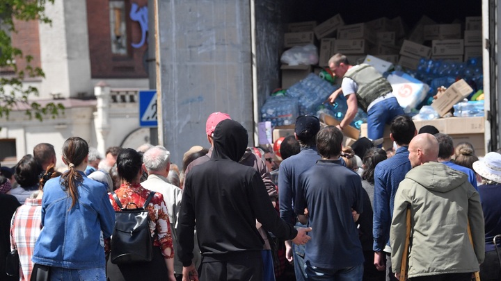 В Геническе выдали более 2 тыс. продуктовых наборов и школьные принадлежности