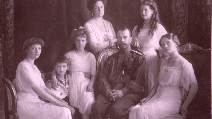 Лики Царственных страстотерпцев засияли на небоскрёбе Москва-Сити